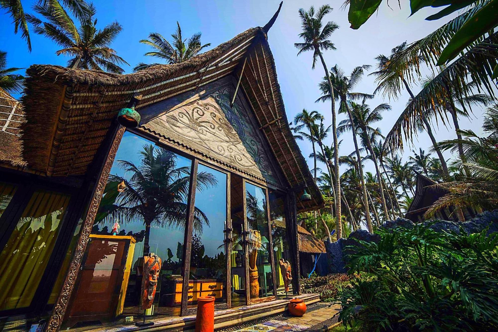 Beachfront Laut Villa *